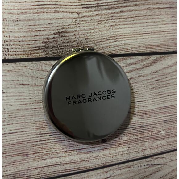 Marc Jacobs Fragrances Silver Compact Double Mirror Travel Size New - Picture 3 of 8